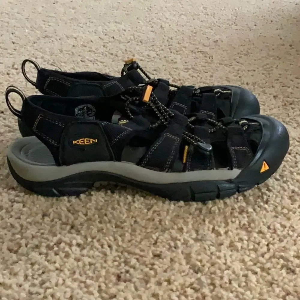 Size 8 Black Keens!!!